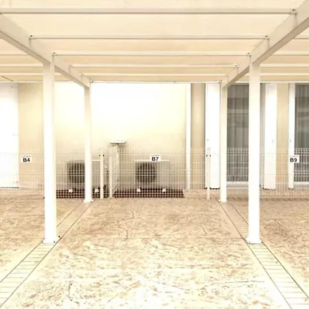 Elegante Con Piscina A