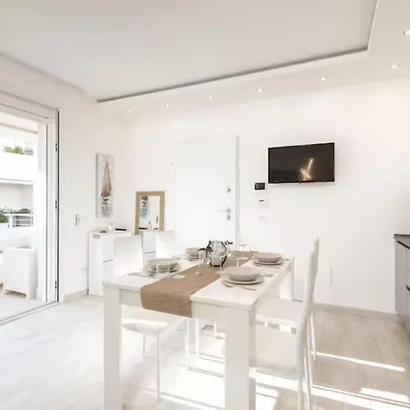 Elegante Con Piscina A Appartamento